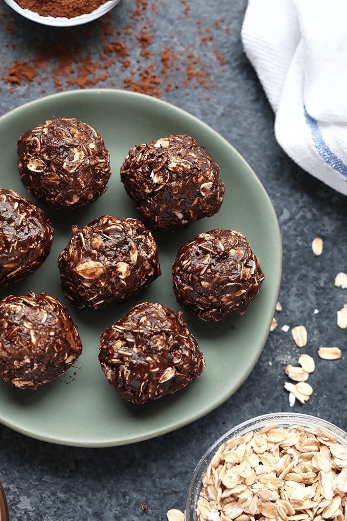 In under 10 minutes, you can have these chocolate no bake peanut butter balls ready to go for your weekly snack. Best part? There are no dates or food processors involved so you can make these no bake energy balls in no time. Chocolate No Bake Peanut Butter Balls