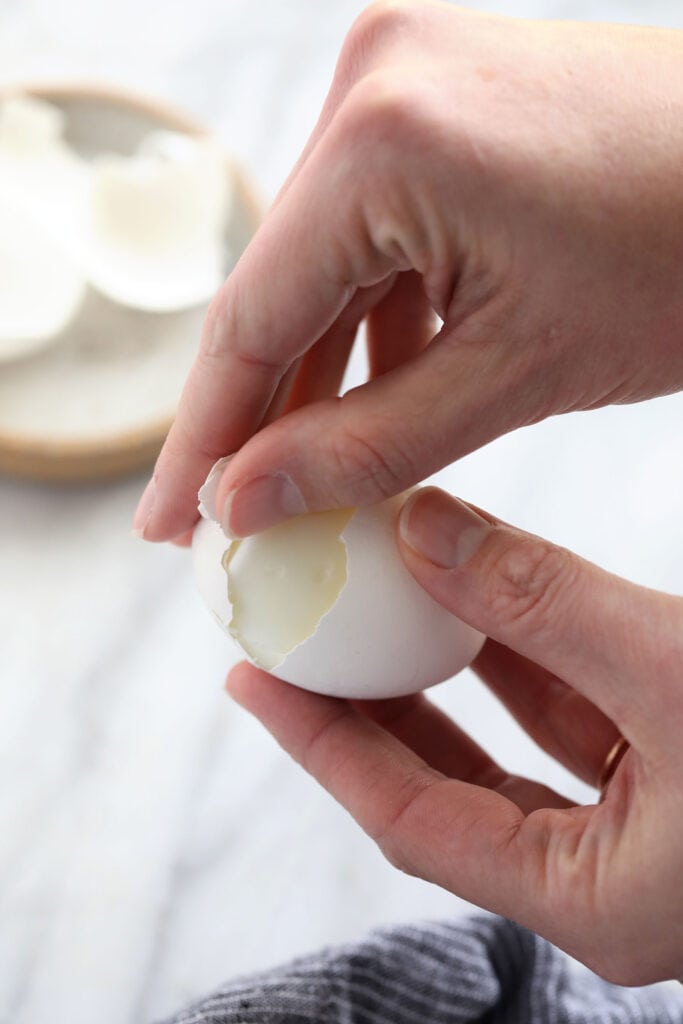 Looking to make PERFECT hard boiled eggs? This hard boiled eggs recipe is foolproof and will get you the exact kind of yolk you want! hand peeling hard boiled eggs