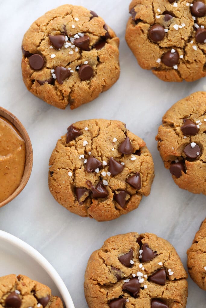 These Healthy Peanut Butter Cookies are flourless, chewy and oh so delicious with dark chocolate chips and a sprinkle of sea salt. healthy peanut butter cookies topped with dark chocolate chips and coarse sea salt