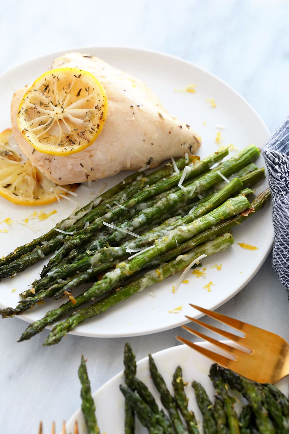 In just 10 minutes you can make perfectly roasted asparagus with parmesan cheese and a little lemon. Roasted asparagus with chicken breast