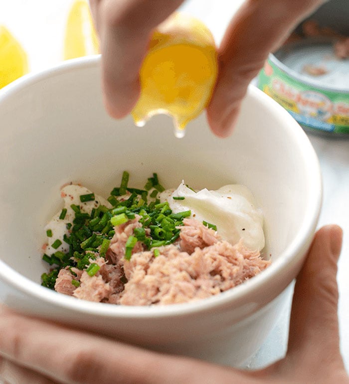 Are you looking for a tuna salad made without mayo? You hit the jackpot! This quick, 4-ingredient Healthy Tuna Salad Recipe only takes 5 minutes to make, and is packed with 34 grams of protein. The perfect post-workout snack! healthy tuna salad ingredients in a bowl